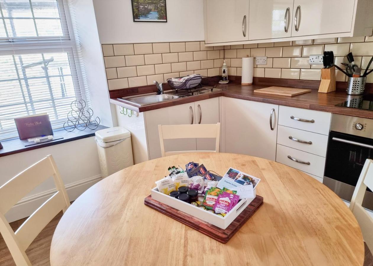Eldon Row - Stylish Character Apartments - Central Location 1 & 2 Bed Available Долгелай Екстериор снимка